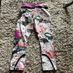 Lululemon leggings size 6!🤍